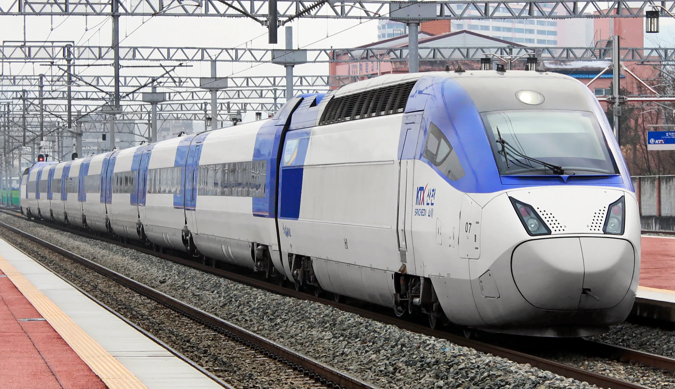 A KTX-Sancheon high-speed train waiting at a Korean station platform